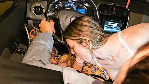 Kami pergi berbelanja dengan beberapa teman di dalam mobil dan kami berempat akhirnya berhubungan seks di dalam mobil.