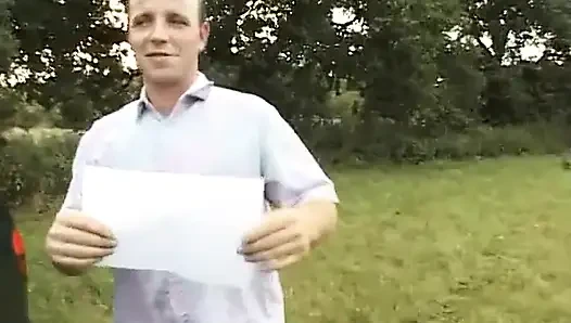 Nine tıknaz bir yarağı emiyor ve sonra çalıların içinde sikiliyor