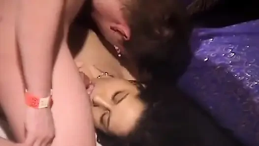 Amateur-paar lädt einen freund in das hareem-zimmer ein