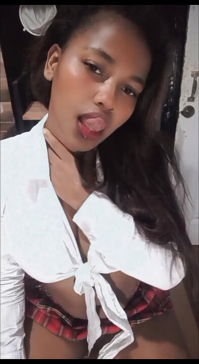 Ta brune t’attendait sur ses pages VIP, tu ne peux pas la manquer