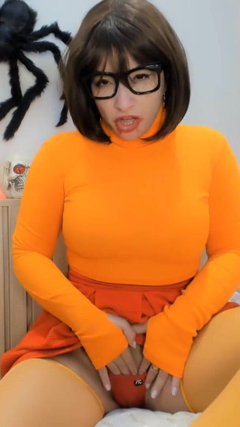 Ključni trenutak iz "Velma Dinkley iz socooby doo cosplaya crveno svjetlo za drkanje igre JOI ČEP ZA GUZU I SAVRŠENO PUŠENJE"