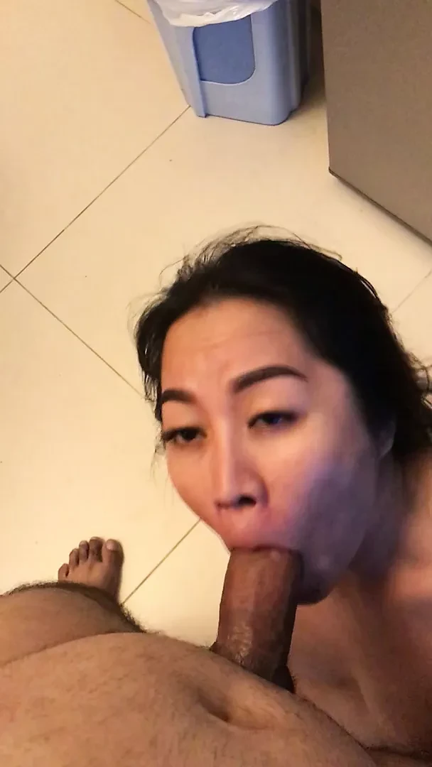 Liten vietnamesisk mun sträckt och tämjd med hård kuk