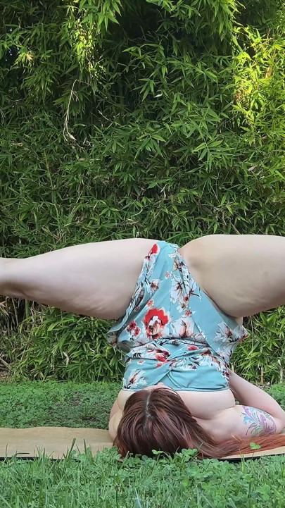 Yoga dan peregangan luar ruangan bareng siri dahl - youtube yang hot banget