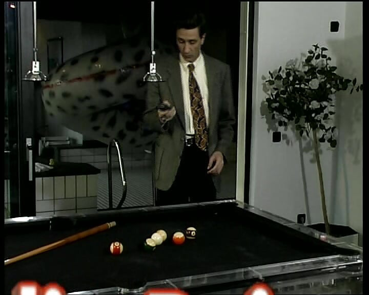Külotlu çoraplı Alman fahişe bilardo masasında sert sikiliyor