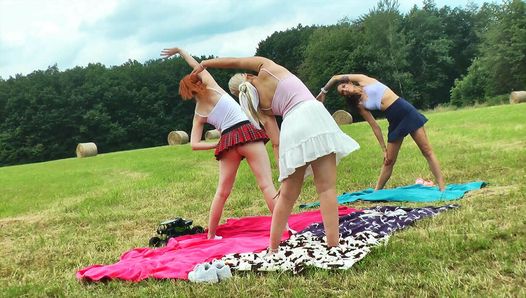 Yoga en gymnastiek buitenshuis zonder slipje in schooluniform minirok met hete strakke kut, fitnessmeisjes, blote konten