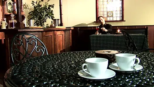 Süslü Ateşli Hatunlar Sert Yarak Emiyor Ve Biniyor