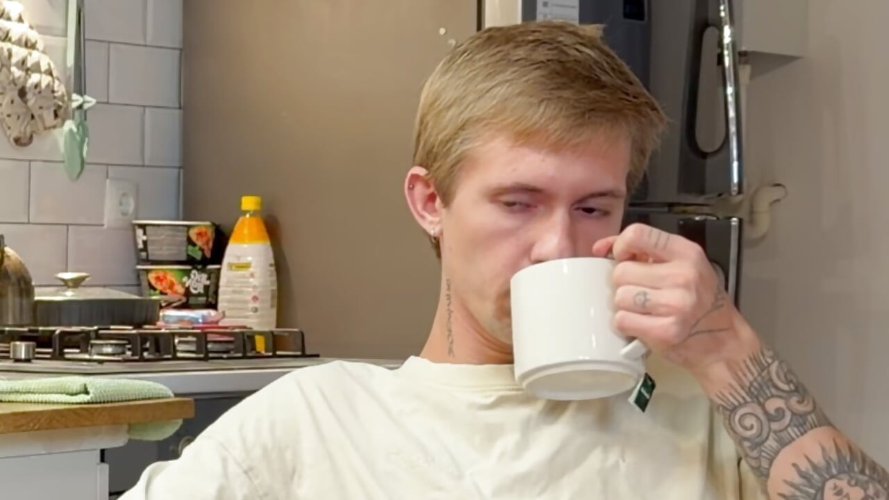 第 1 部分：一个男人吸吮朋友的大, 然后坐在上面