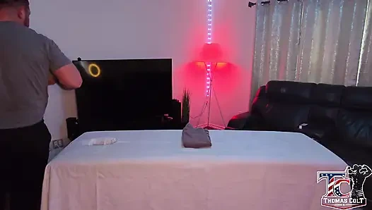 Милфа-массажистка, белая девушка с большой шикарной задницей, делает мускулистым мужчине эротический массаж!