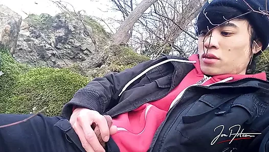 Jon Arteen quiere correrse al aire libre pero es un orgasmo arruinado