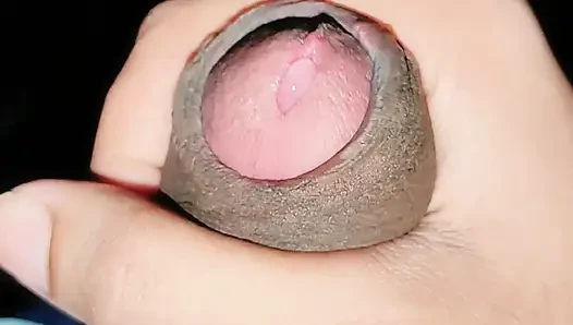 Genç oğlan dışarıda mastürbasyon yapıyor