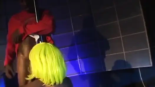 Atemberaubendes ebenholz-model mit gelben haaren bekommt während der party giand schwanz in ihre löcher