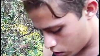 Blond shemale zostaje rozbita przez brazylijski tyłek twardym kutasem swojego przyjaciela w lesie