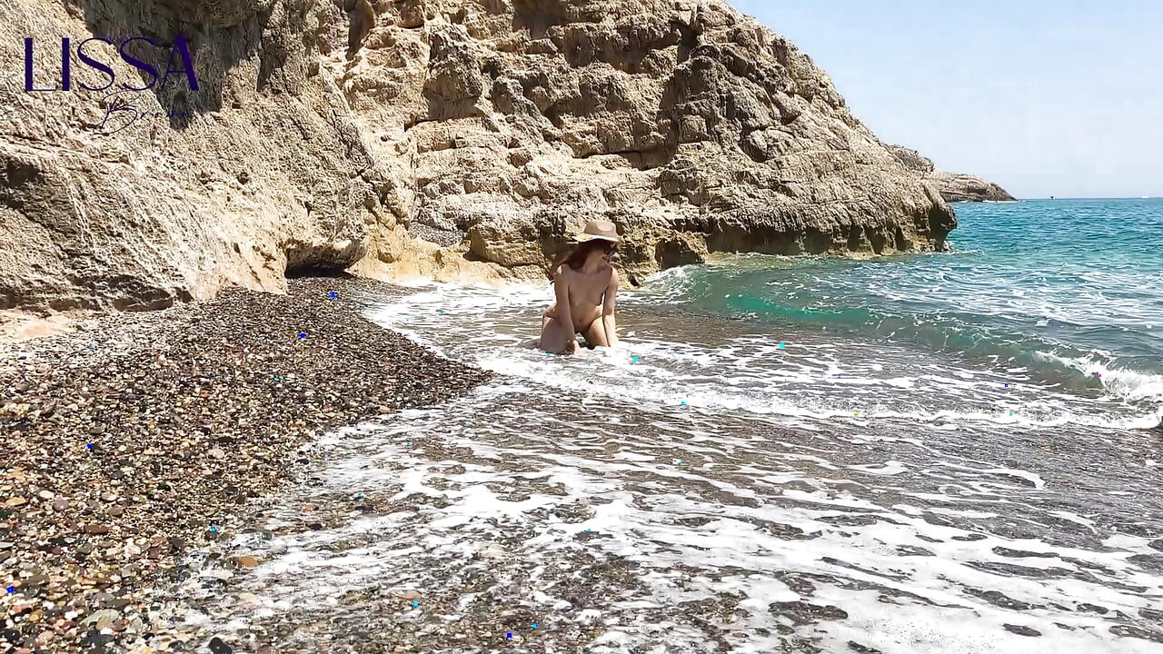 Κοκκινομάλλα γαμάει άγνωστο στην παραλία με θεατές γύρω, Lissa Brown