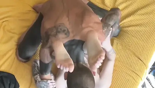 Cowok bertato dengan kontol besar dientot habis-habisan sama kontol besar pria kulit hitam sampai dicrot di dalam