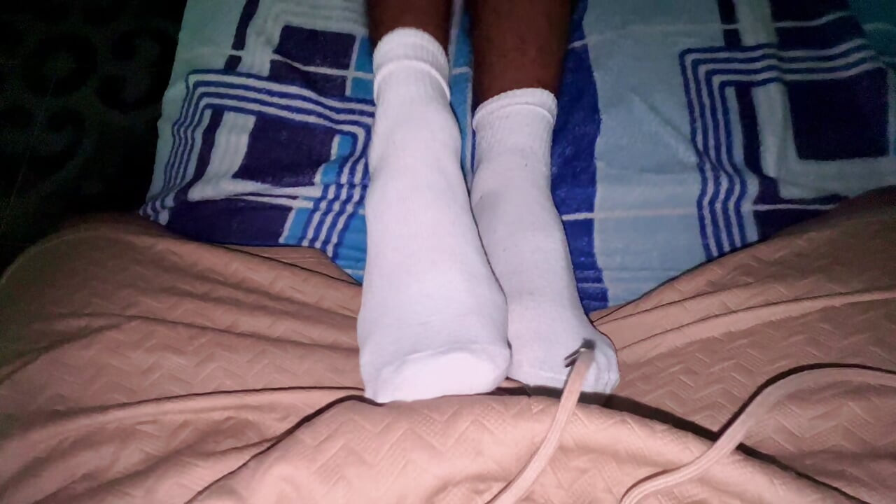 MORENO VERGON DA UN FOOTJOB A SU VECINO CON CALCETINES BLANCOS PUESTOS