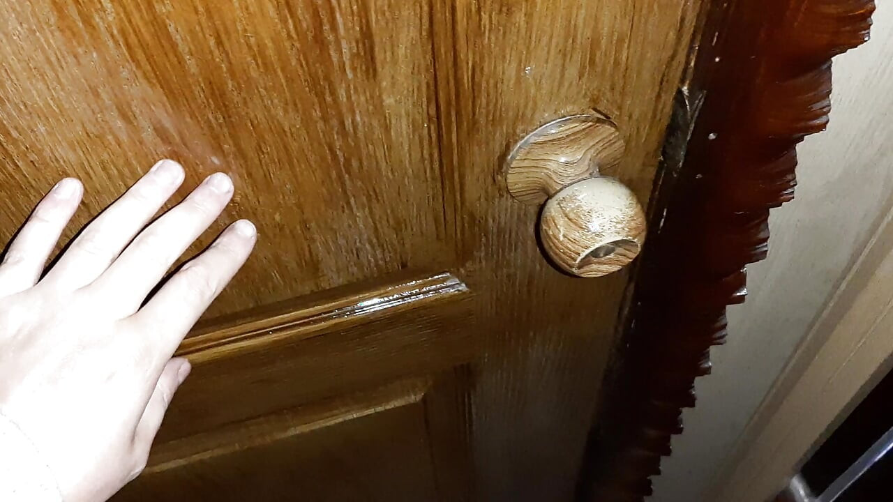 Eu peguei um estranho se masturbando no banheiro em um banheiro público e viemos ao mesmo tempo