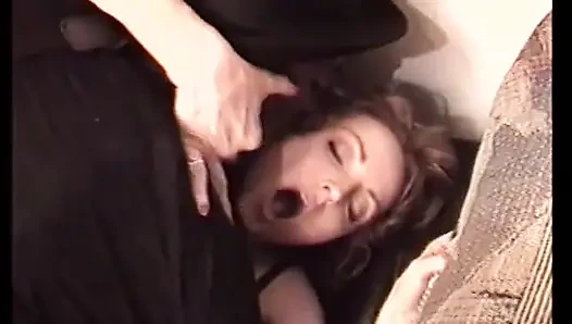 Seksi iç çamaşırlı büyük memeli beyaz yıldız aşıkların büyük siyah yarağını seviyor