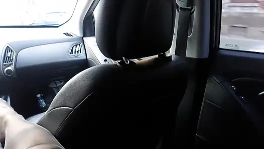 Milf panas menggoda sopir taksi di dalam mobil, di depan umum, dengan kaki seksinya dengan stoking