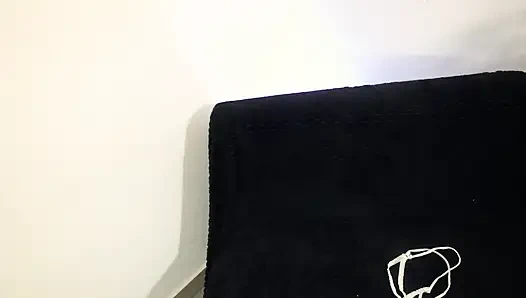 Aku nonton ibu tiriku bersembunyi di lemari sebelum dia nyepong kontolku