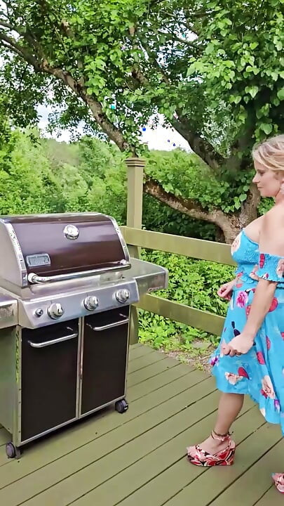 Real TOPLESS MOMMY Enjoying the Summer Barbecuing with her Mature MILF BIG TITS Out in the Sunshine