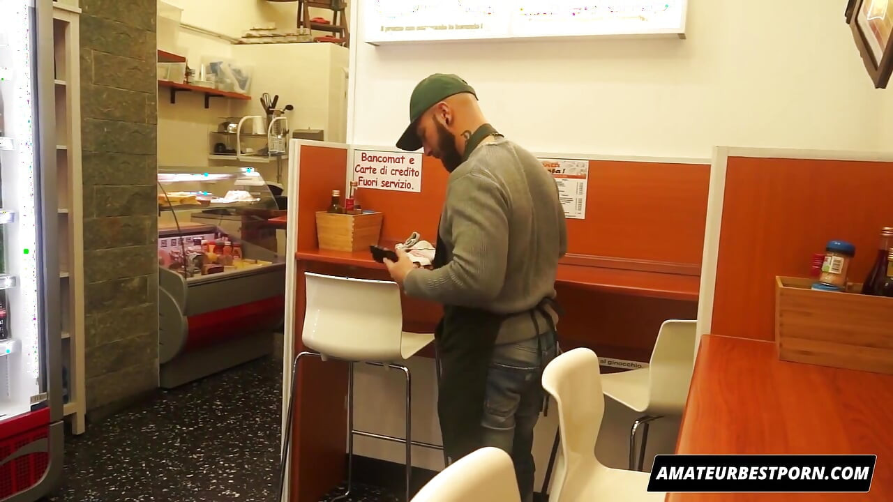 Geile MILF mit dicken möpsen zahlt den lieferboten mit muschi