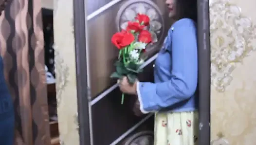 Azgın Hintli orta yaşlı seksi kadın krishna roy bir otel misafirini baştan çıkarıyor ve yüksek sesle inleyerek sert seksin tadını çıkarıyor