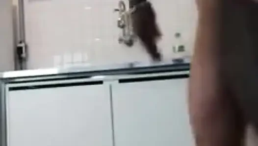 Pasangan Brasil nakal, bercinta di dapur, antar ras.