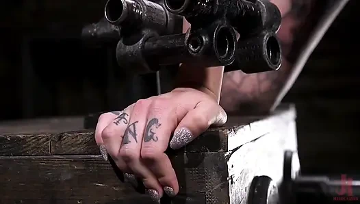 Schmerz-schlampe krysta kaos in Metal-bondage verwüstet