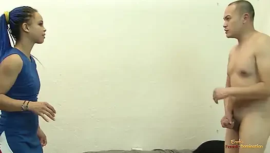 Mavi saçlı ve kadın egemenliği çizgili tatlı kız o eziği acımasızca eziyor