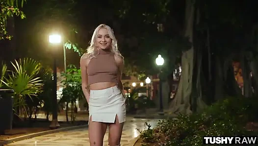 Tushyraw, pantat sempit cewek imut rambut pirang ini dientot habis-habisan sampai lubangnya menganga lebar