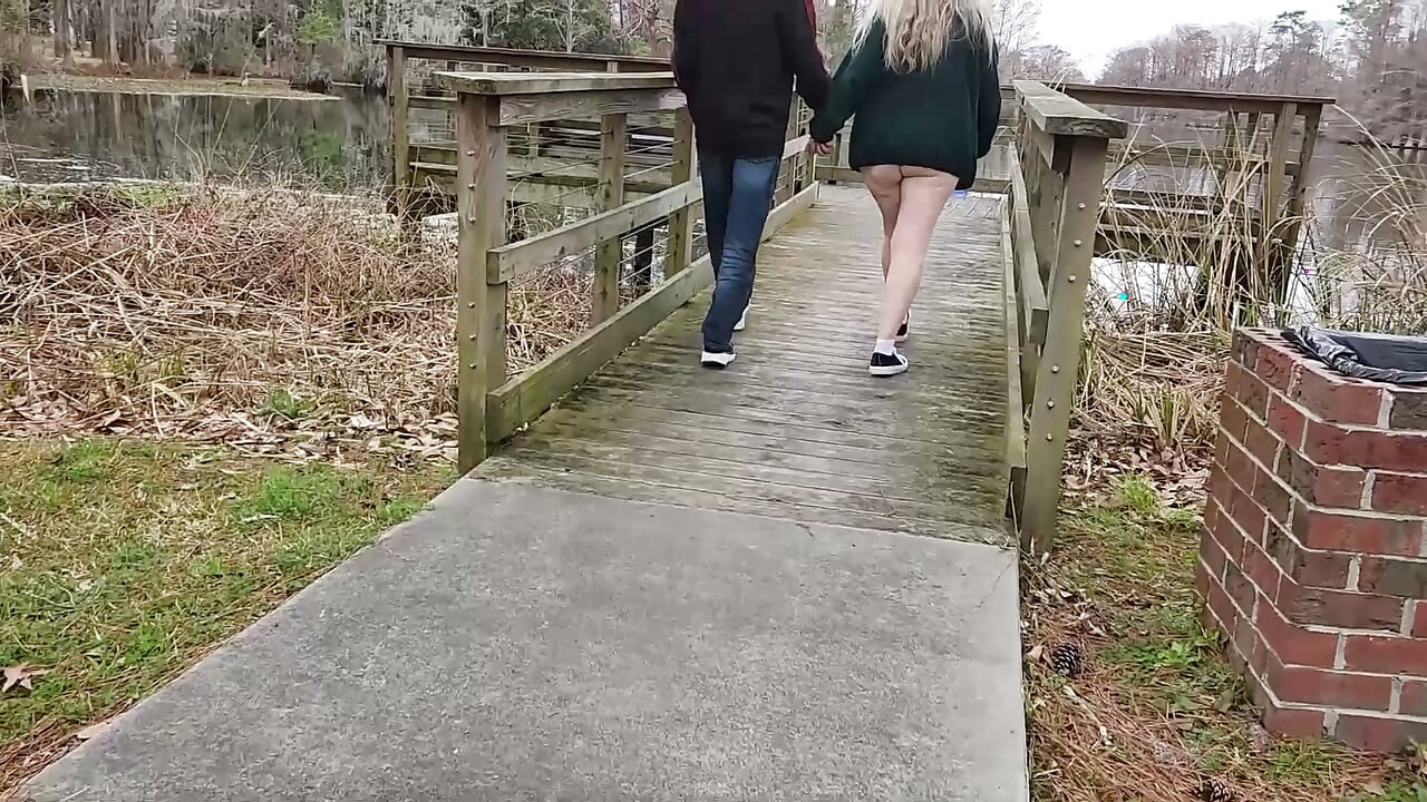 Hot MILF BBW Strolling Around Park With Her Ass Hanging Out! Gives Stranger Head!