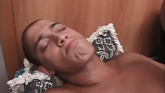 Memek semok cewek semok ini dijilat sama cowok ini sebelum pantatnya dientot pakai strap-on ukuran raksasa