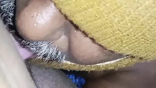 Aku melihat memek mantan pacarku dicukur dan dijilat.