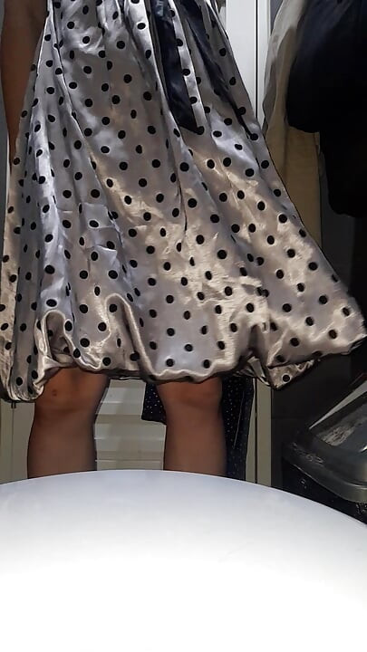 Crossdresser nosi satensku svilenu haljinu na točkice sa svilenkastom podstavom