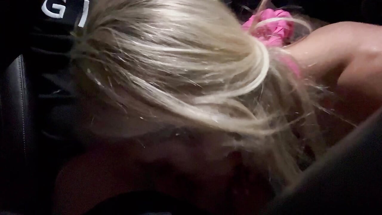 Фітнес повія шкарпетки член в машині і приходить зі мною додому і стає зруйнований