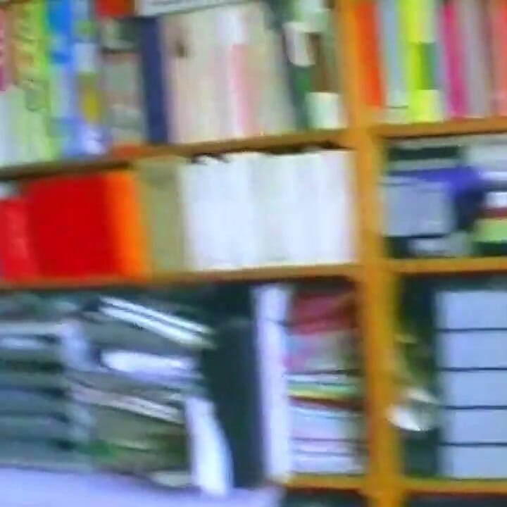 Sarışın kendini parmaklıyor ve sonra cam dildoya biniyor