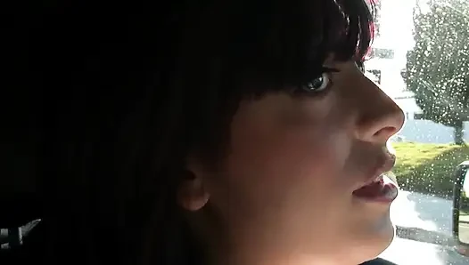 Ahegao sırılsıklam sakso çılgınlığı için araba parmaklıyor