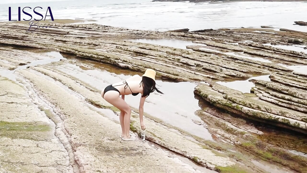 Lluvia dorada en la playa nudista