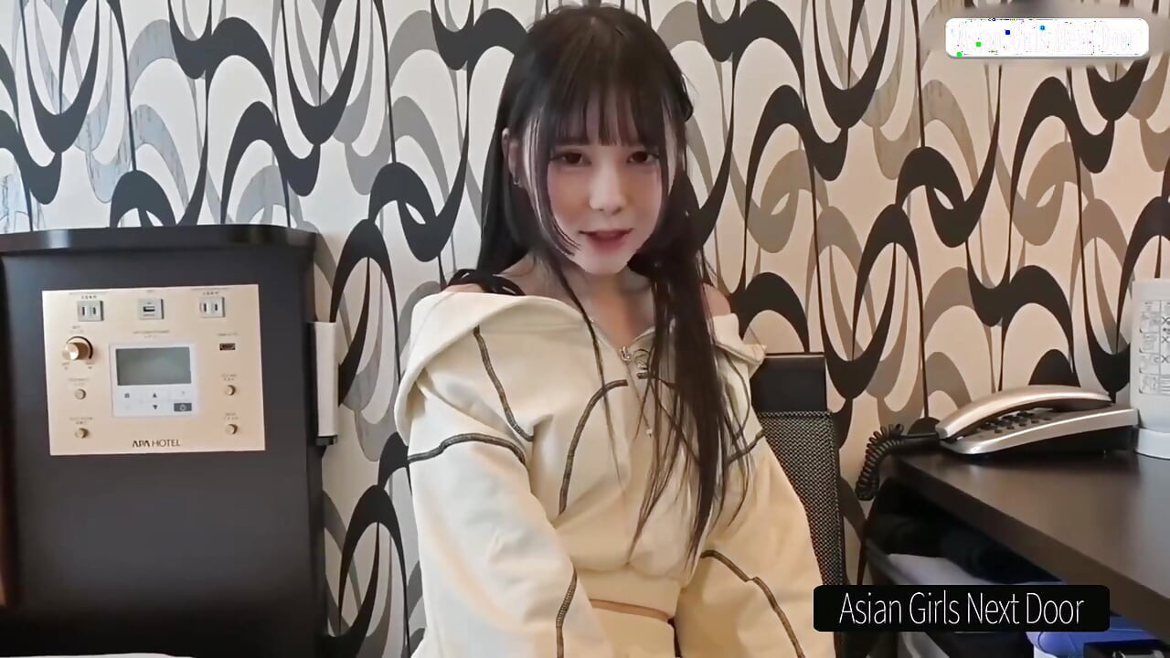 전화하고 그녀는 나타납니다. 날씬한 여신이 조용히 도착하고 즉시 전체 분위기를 바꿉니다.