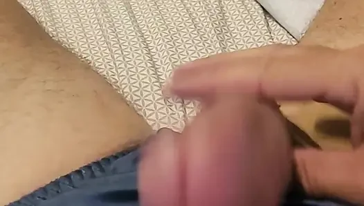 Femboy ipek külotlu mastürbasyon yapıyor.