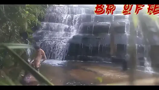 Penyihir api super hot dan d4 bombom di air terjun!