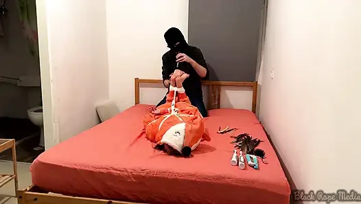 Miriam bağlı ve onesie içinde gıdıklıyor