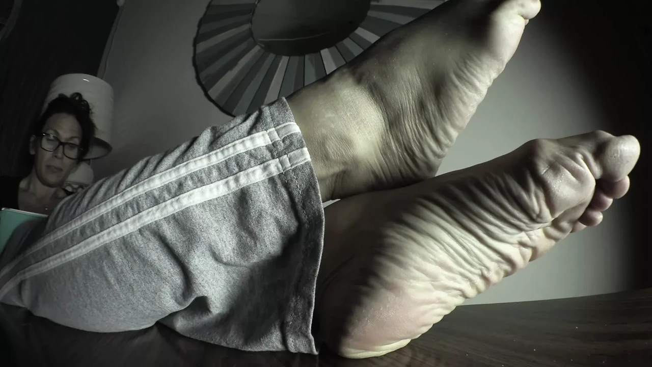 Sexy Wrinkled Mature Soles On The Table