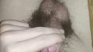 Masturbándose el pequeño pene gordo peludo y sudoroso
