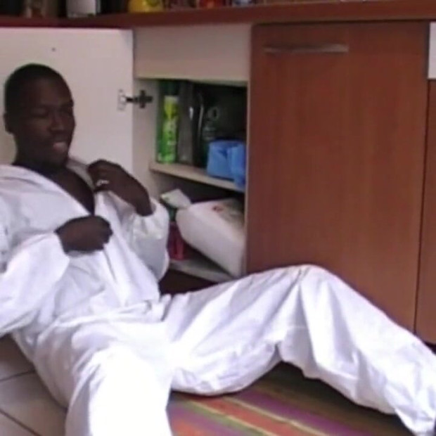 台所で巨大な黒コックに犯される