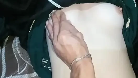 Penisku tak bisa masuk ke dalam vagina sempit yang berdenyut panas ini