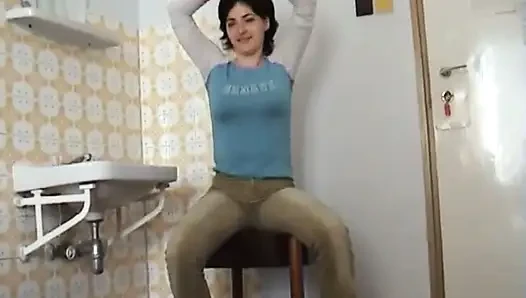 Hengst fickt eine geile brünette im badezimmer, dann kommt sie in ihren mund