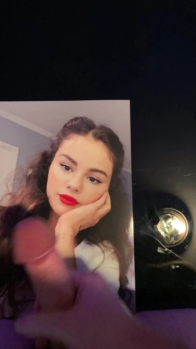 Selena Gomez cumtribute