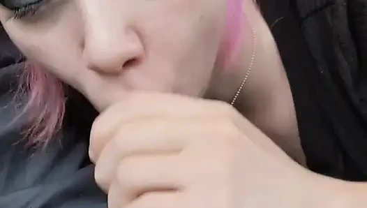 Einer heißen lilahaarigen schlampe einen oralen creampie im auto geben
