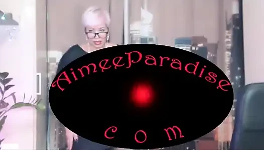 Heiße Privatshow von kurviger MILF mit brille